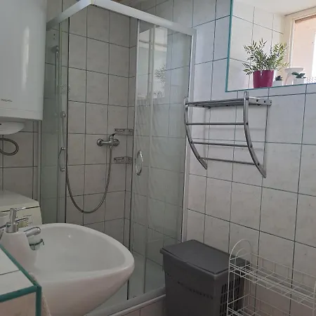 Tünde Lak